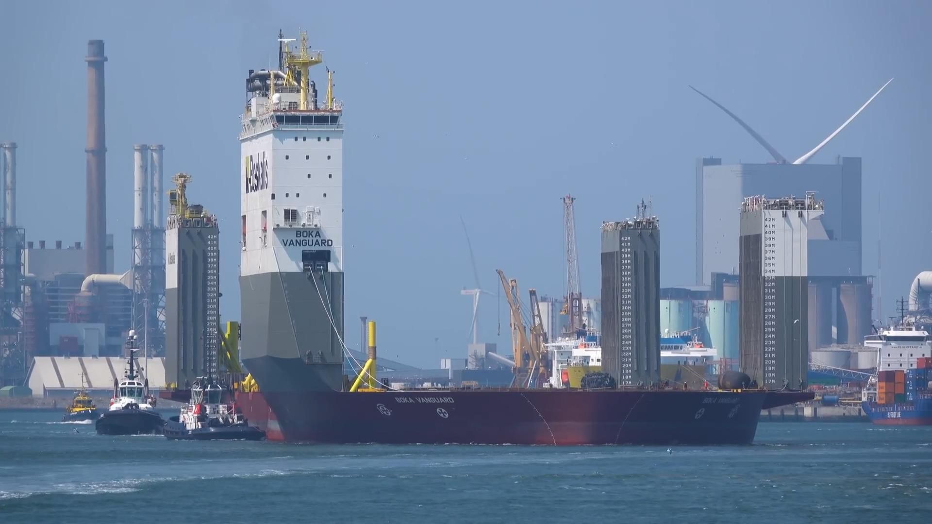 Странный корабль в порту Роттердама. смотреть онлайн