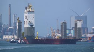 Странный корабль в порту Роттердама.