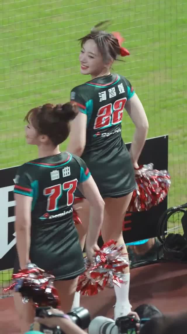 Яркое выступление китайских чирлидерш смотреть онлайн