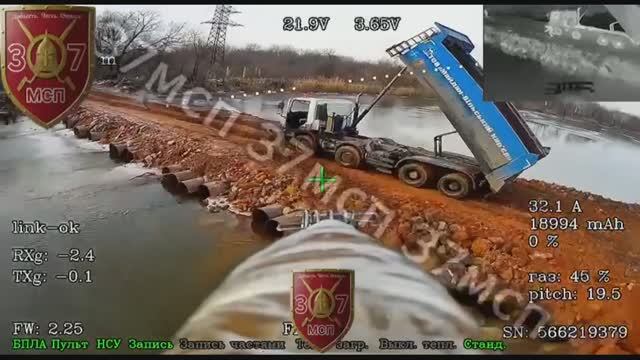 Удар по самосвалу Всу во время строительства переп через Северский Донец в районе Райгородка💥🇷🇺👊 смотреть онлайн