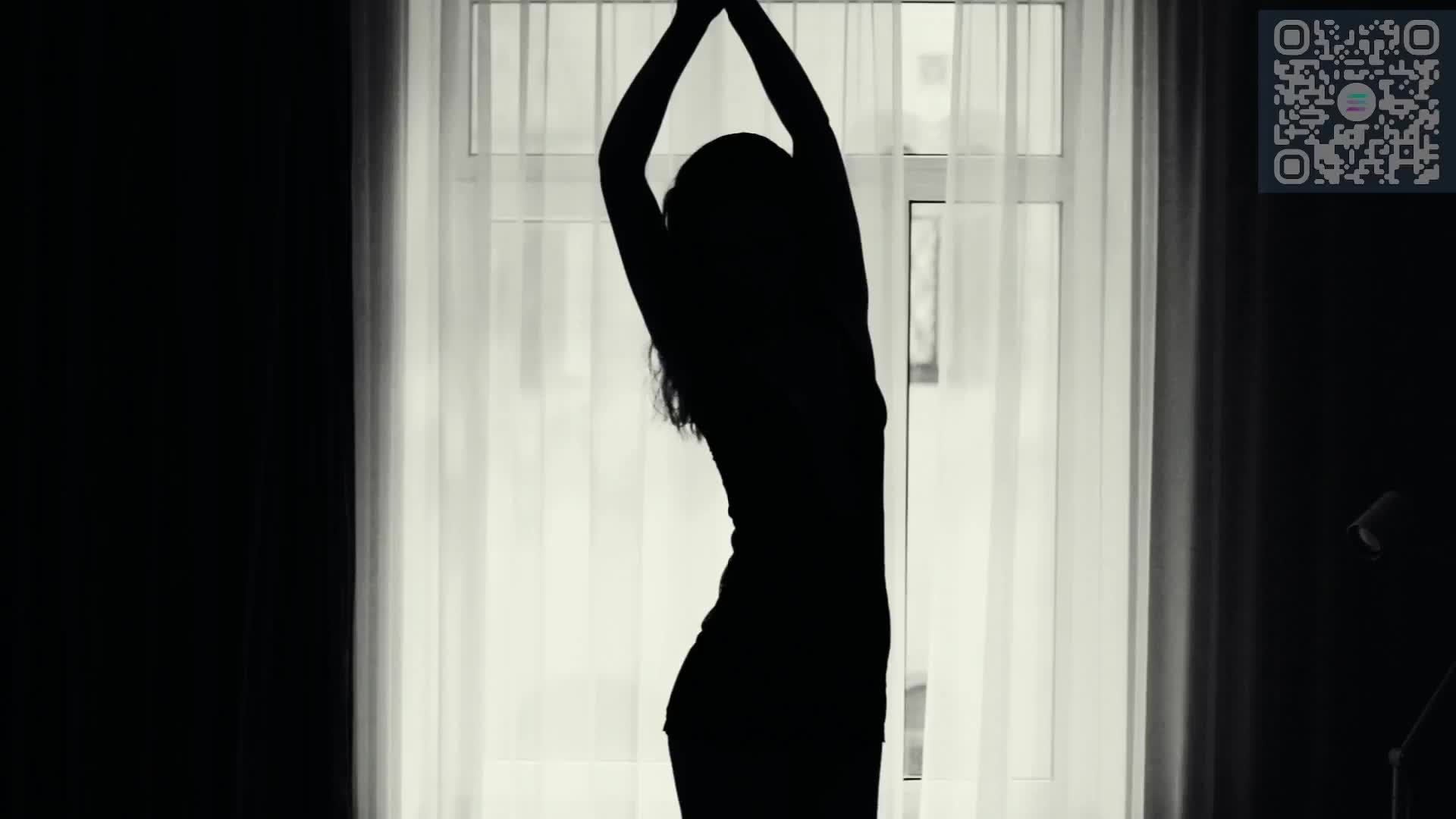 Девушка на кровати .танцует.Эротика смотреть онлайн