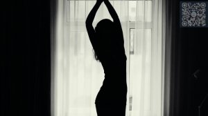 Девушка на кровати .танцует.Эротика