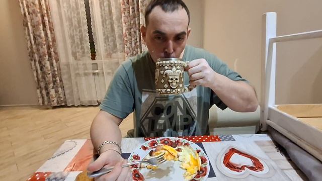 яичница с колбаской