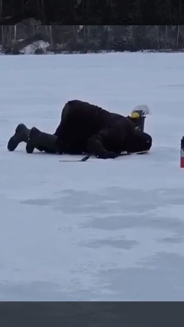 Коля что, к лунке примёрз?!. смотреть онлайн