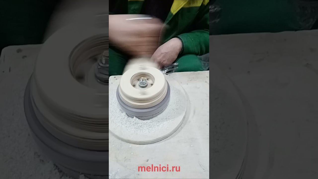 Помол муки на жерновой ручной мельнице МР-15, пожалуй лучшая из небольших мельниц для дома. смотреть онлайн