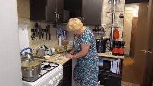 Накрыла стол к празднику...