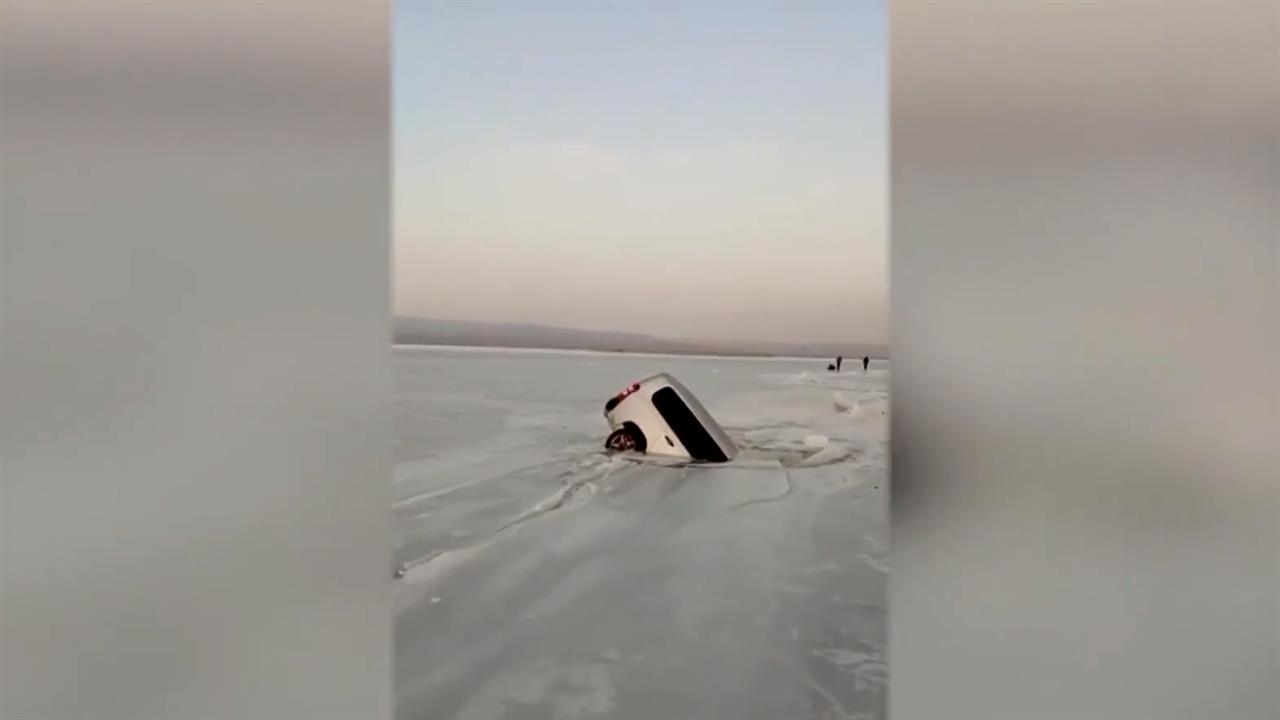 Три машины с рыбаками провалились под лед в Приморье: видео. смотреть онлайн