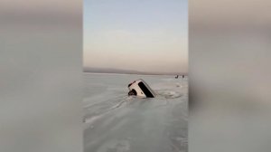 Три машины с рыбаками провалились под лед в Приморье: видео.
