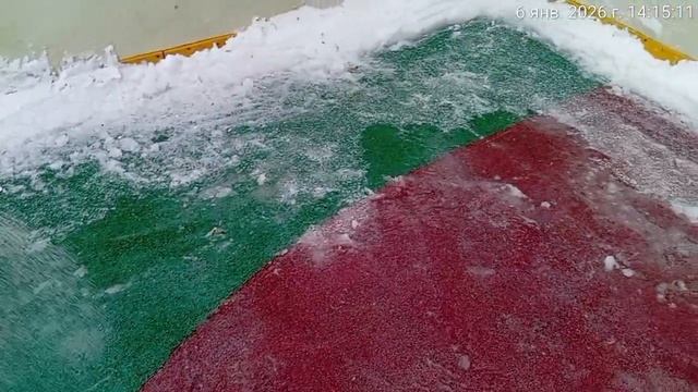 Второй день заливки ледового катка на хоккейной коробке во дворе (часть 2) наращиваем слои льда.mp4