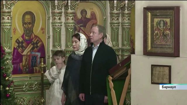 Виктор Томенко присутствовал на Рождественском богослужении в Александро-Невском соборе Барнаула смотреть онлайн