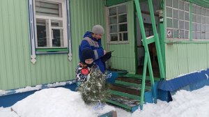 У бабушки в деревне. Гости из города, накрыли на стол. Праздничный ужин. Прогулялись по делам