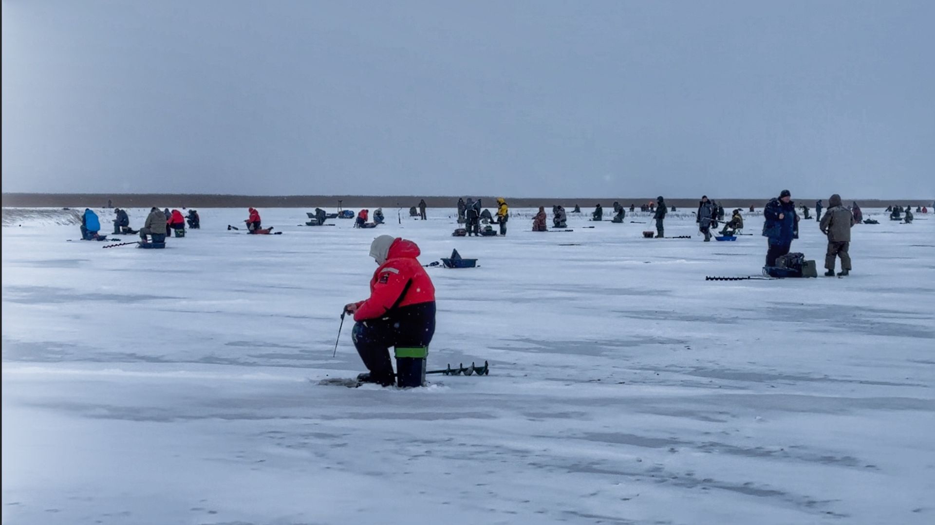 ПЕРВАЯ РЫБАЛКА В НОВОМ ГОДУ | ЛОВИМ ЩУКУ И ОКУНЯ В АДОВОЙ ТОЛПЕ | ЗИМНЯЯ БЛЕСНА 2026