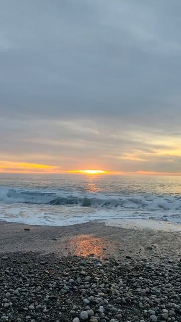 Манящий морской закат из Абхазии в начале января 2026 года смотреть онлайн