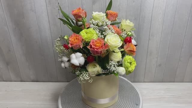 Композиция из пионовидных роз и хлопка в шляпной коробке смотреть онлайн