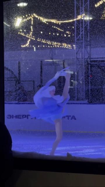 На хоккейном корте «Зимний драйв» состоялось ледовое шоу от театра «Воскресенье»