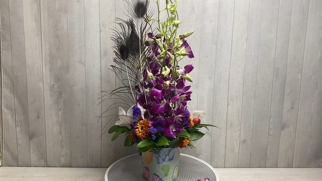 Композиция из орхидей с перьями павлина смотреть онлайн