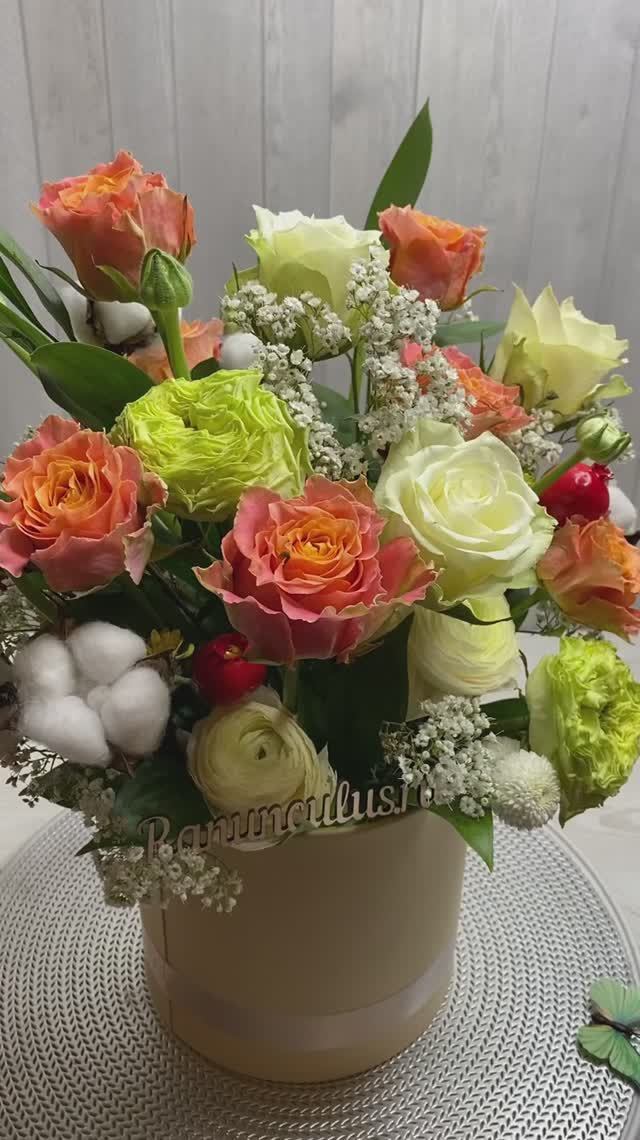 Композиция из пионовидных роз и хлопка в шляпной коробке смотреть онлайн