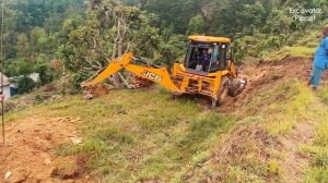 Экскаватор JCB Backhoe 3DX Строит новую горную дорогу для деревни, роет траншею |