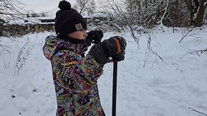 Приятный вечер, юный лыжник и снежная зима