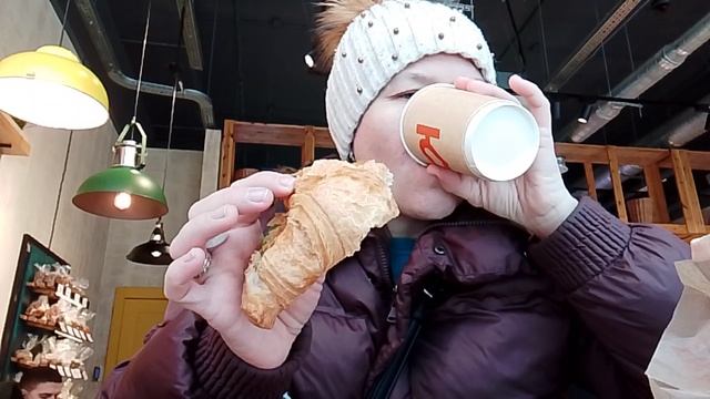 КРУАСАН С РЫБКОЙ НА ПЕРЕКУС😋 смотреть онлайн