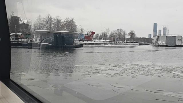 Зимнее катание на речном трамвайчике смотреть онлайн