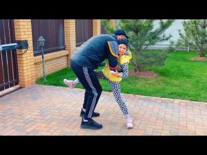 ВЛОГ Наш обычный день ! Играем во дворе и занимаемся домашними делами ! Ванильная Семья
