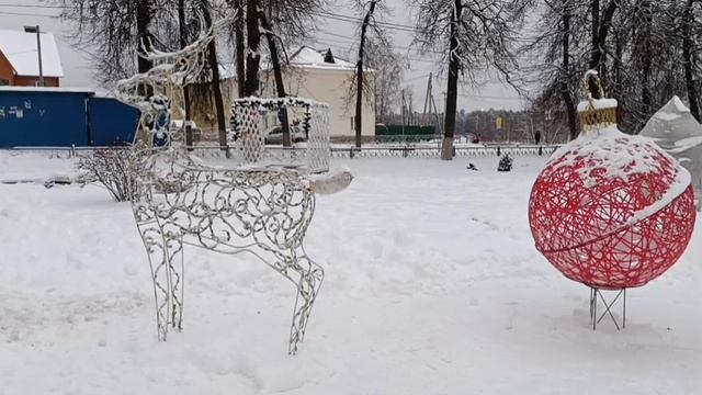 #красивый украшенный возле дворца культуры к праздникам смотреть онлайн