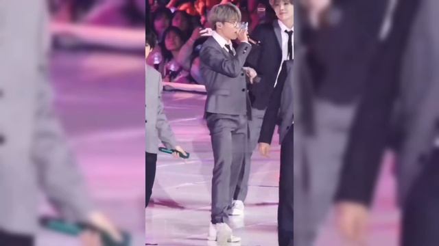 Jaro Kvarin-Lonely Wind(SkySound.cc).Танцуют ребята из BTS. смотреть онлайн