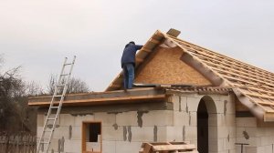 Мы накрываем крышу, несмотря на сильный холод и снег. Жизнь в белорусской деревне.