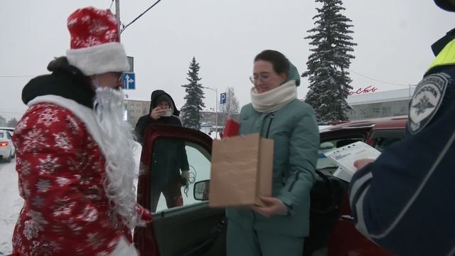 Полицейский Дед Мороз вышел на дороги с подарками и проверками. Панорама 07.01.26 смотреть онлайн