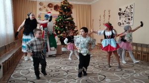 А ну давай моя Россия,  Дружно Новый год встречай!