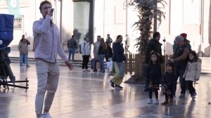 Странные Танцы - Людей тронула эта Русская песня на улице Европы в исполнении Уличного певца