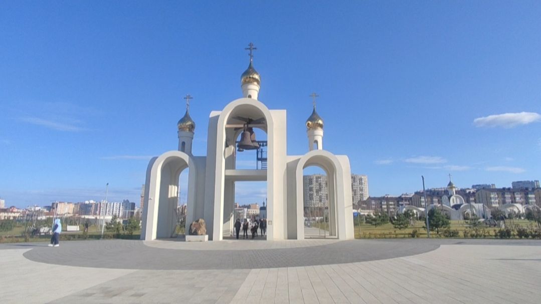 Анапа Крещенский парк в Рождество 7 января 2026 Как эта хрупкая женщина бьёт в колокола смотреть онлайн