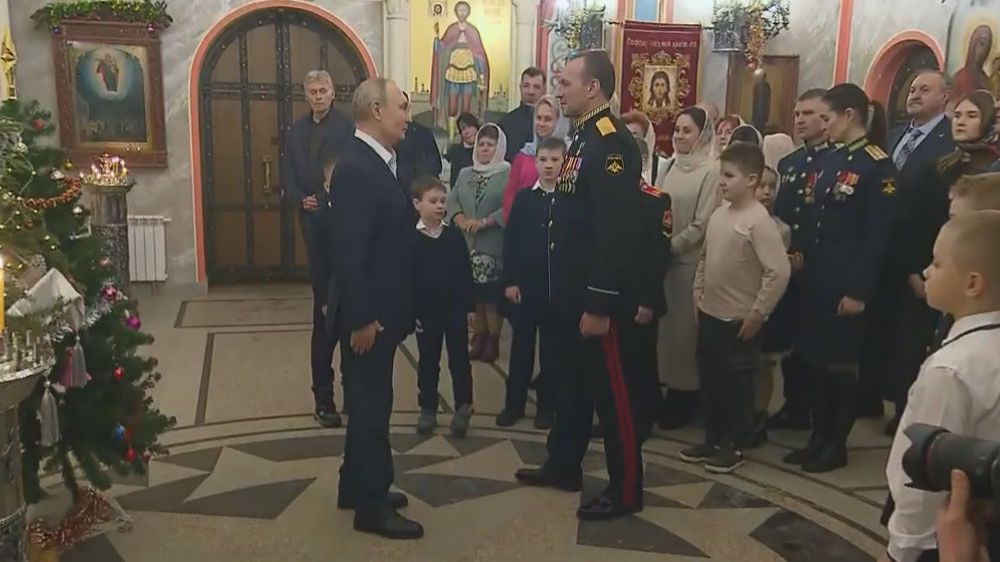 Владимир Путин встретил Рождество в окружении Героев России смотреть онлайн