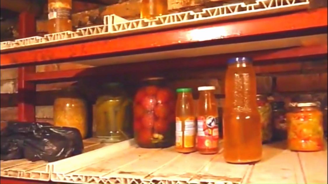 Погреб своими руками - самый простой.  Устройству погреба на даче для хранения овощей зимой