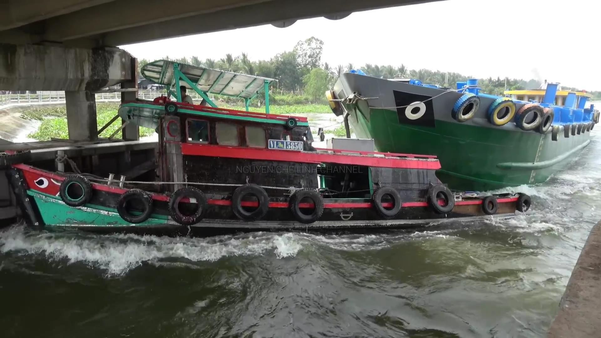 Баржа опасно врезалась в буксир у ворот плотины. смотреть онлайн