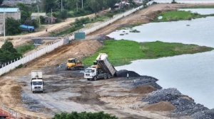 Удивительно!! Бульдозер SHANTUI Сбрасывает камень и песок в Воду Большого озера с помощью 25-тонных