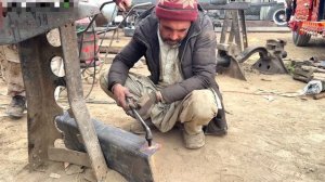 Ремонт шасси тягача. Пакистан