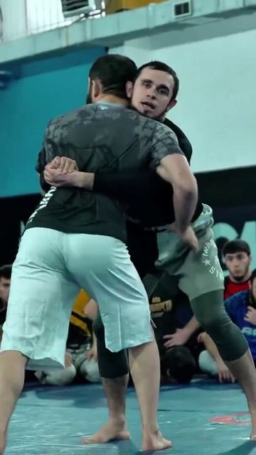Чемпион UFC Ислам Махачев и Магомед "Чанко" Зайнуков обучают спортсменов самбо в школе ММА имени... смотреть онлайн