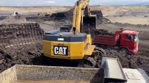 Экскаватор Cat 374D для погрузки вскрышных пород на 4-осные грузовики Mercedes и MAN