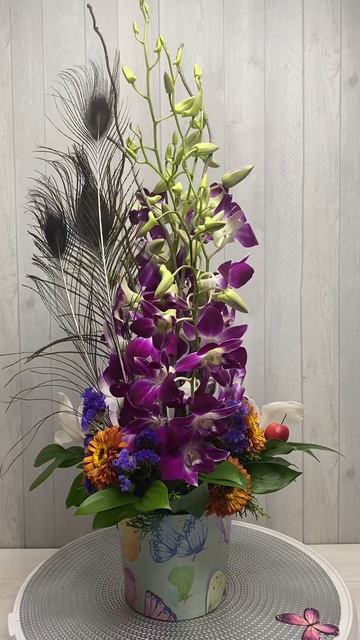 Композиция из орхидей с перьями павлина смотреть онлайн