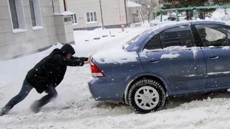 Как выбраться если застряли на авто на ровном месте из за наледи! смотреть онлайн