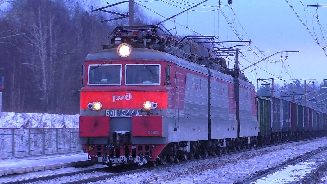 ВЛ11М-244/243 Б с грузовым поездом следует через о.п. Вершина смотреть онлайн