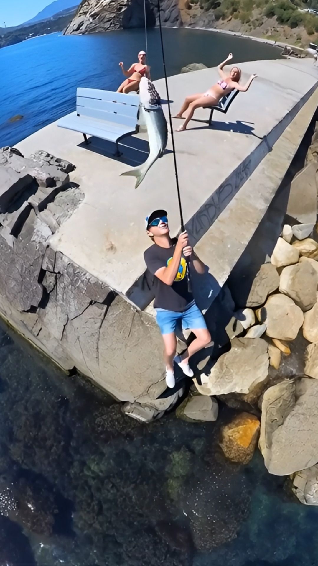 РЫБАЛКА - Это когда решил порыбачить… а клюнуло ВСЁ 😳🎣