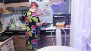 Готовлю обед для своей семьи.