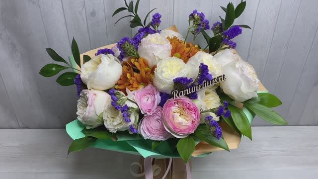 Букет из белых пионовидных роз и ранункулюсов смотреть онлайн