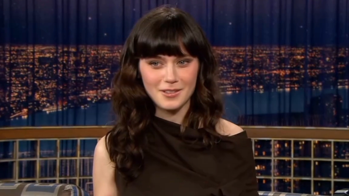 Зоуи Дешанель видела «Эльфа» только один раз | «Поздний вечер с Конаном О’Брайеном» смотреть онлайн