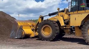 Неудержимая мощь! Огромный колесный погрузчик Caterpillar 992G загружает грузовики за один проход