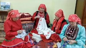 Кис ултырып ҡыҙҙар сигеү сигә