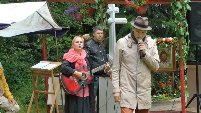 Поставьте памятник деревне
На Красной площади в Москве,
Там будут старые деревья,
Там будут яблоки в смотреть онлайн